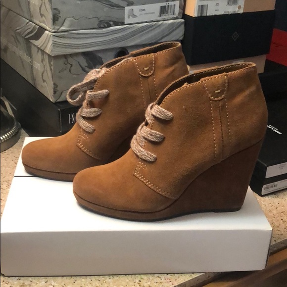 BNIB Dolce Vitta Suede Wedge Booties (GAEL) - Picture 1 of 4